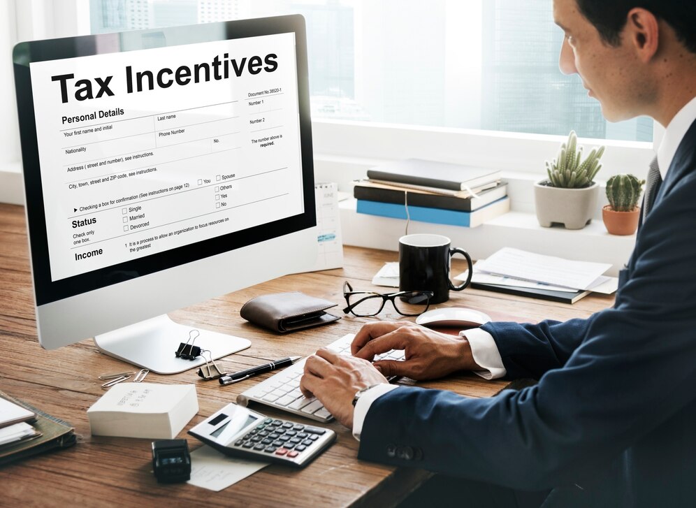tax-incentive-audit-benefit-cash-payment-income-concept_53876-125106